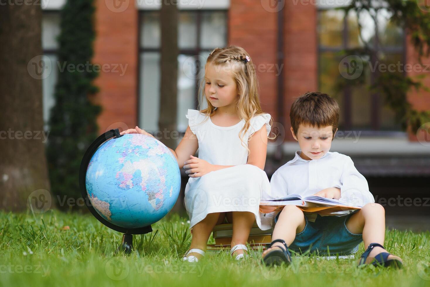contento niños - chico y niña con libros y mochilas en el primero colegio día. emocionado a ser espalda a colegio después vacaciones. lleno longitud al aire libre retrato. foto