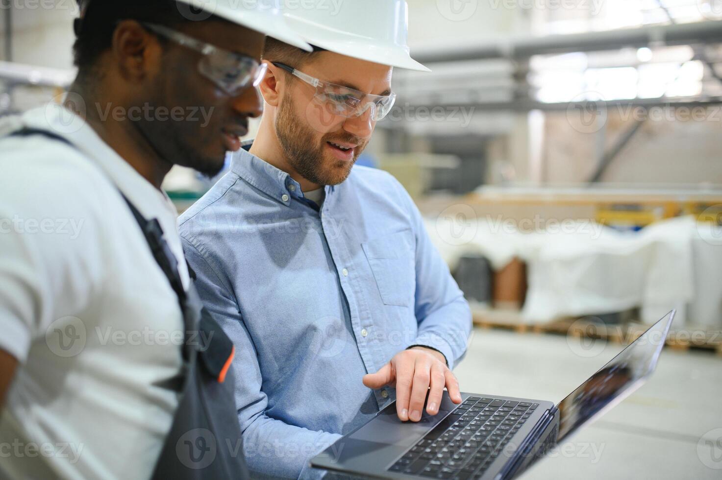 dos trabajadores a el fábrica. ingeniero y trabajador foto