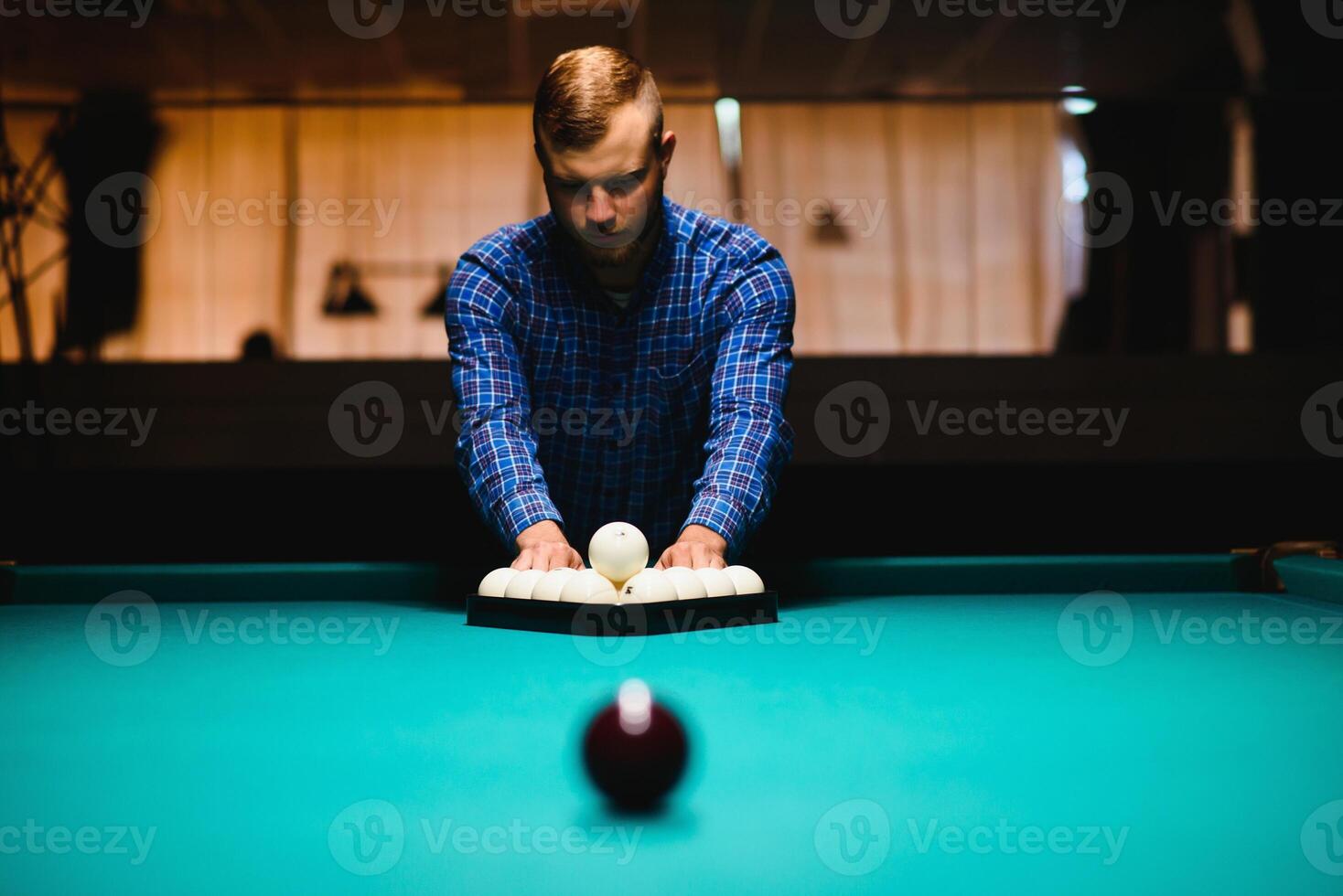 juego de billar el mano de un hombre con un de billar señal objetivos a un de billar pelota foto