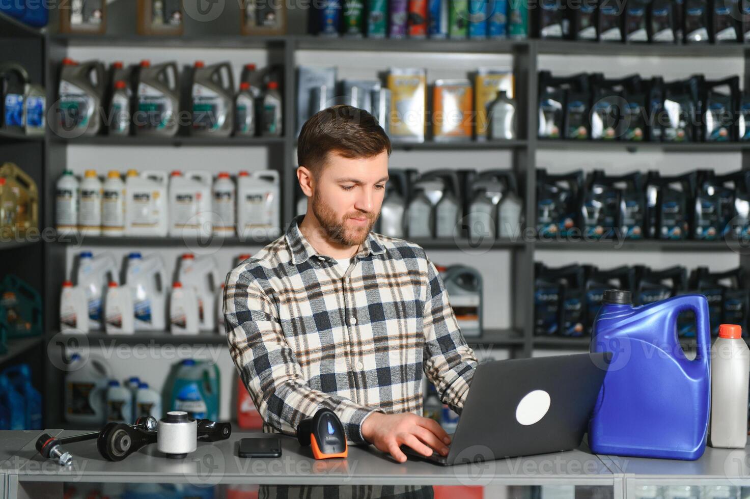 retrato de un hermoso vendedor en un auto partes almacenar. el concepto de coche reparar foto