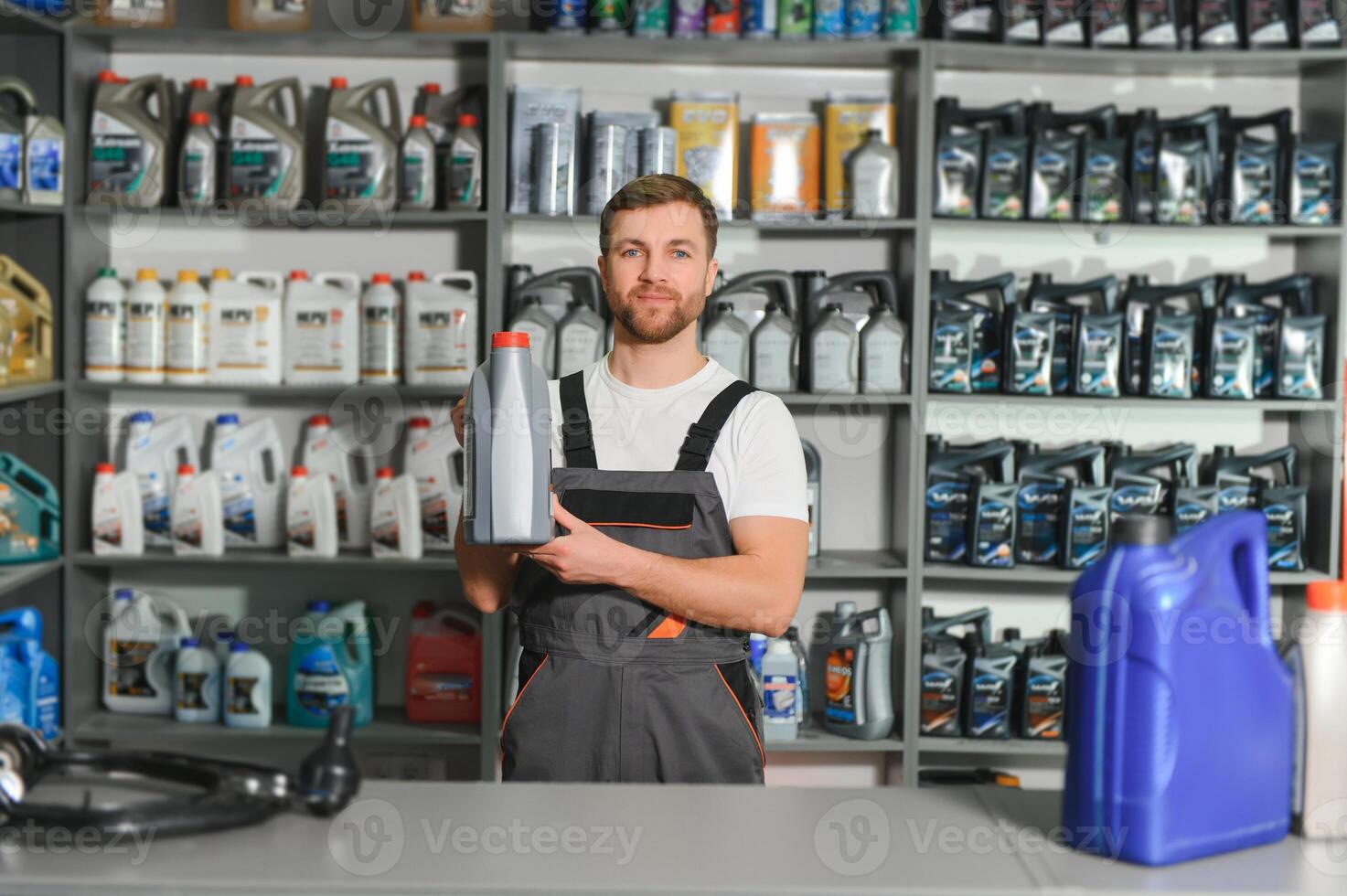 retrato de un hermoso vendedor en un auto partes almacenar. el concepto de coche reparar foto