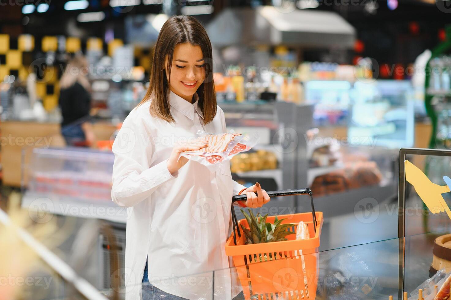 mujer participación un compras bolso de Fresco comida foto