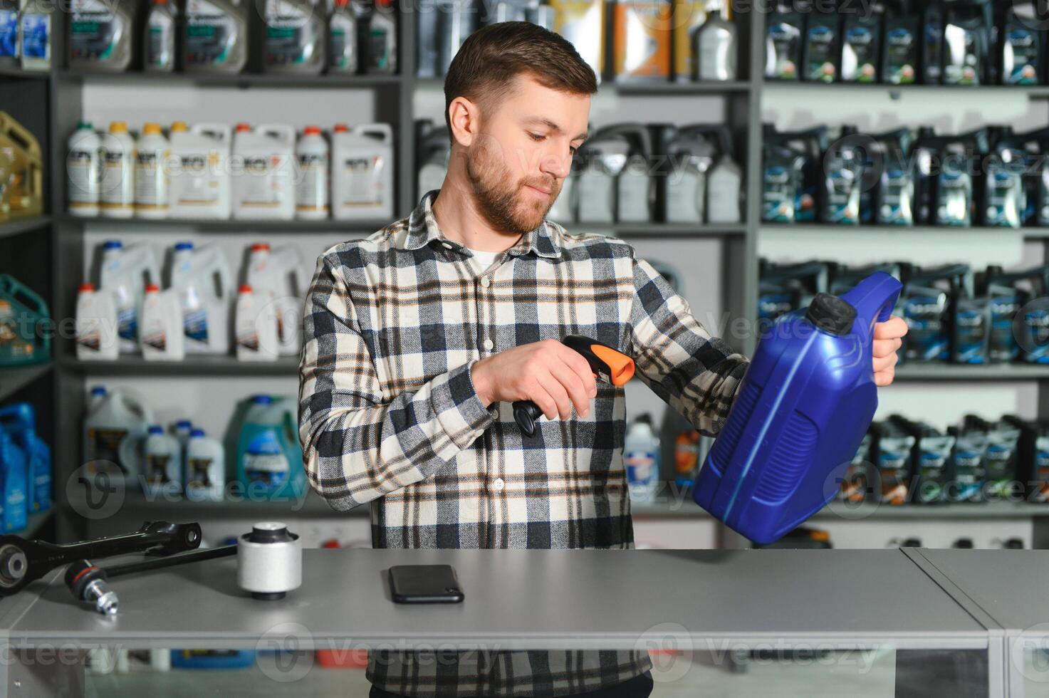 auto partes almacenar. el vendedor recibe el producto y evalúa el calidad foto