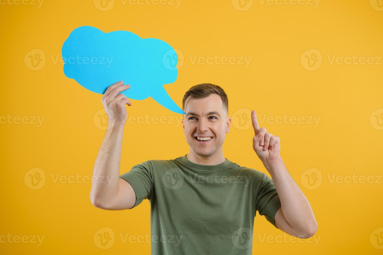 joven caucásico hombre aislado en amarillo antecedentes participación un pensando habla burbuja y haciendo Okay firmar foto
