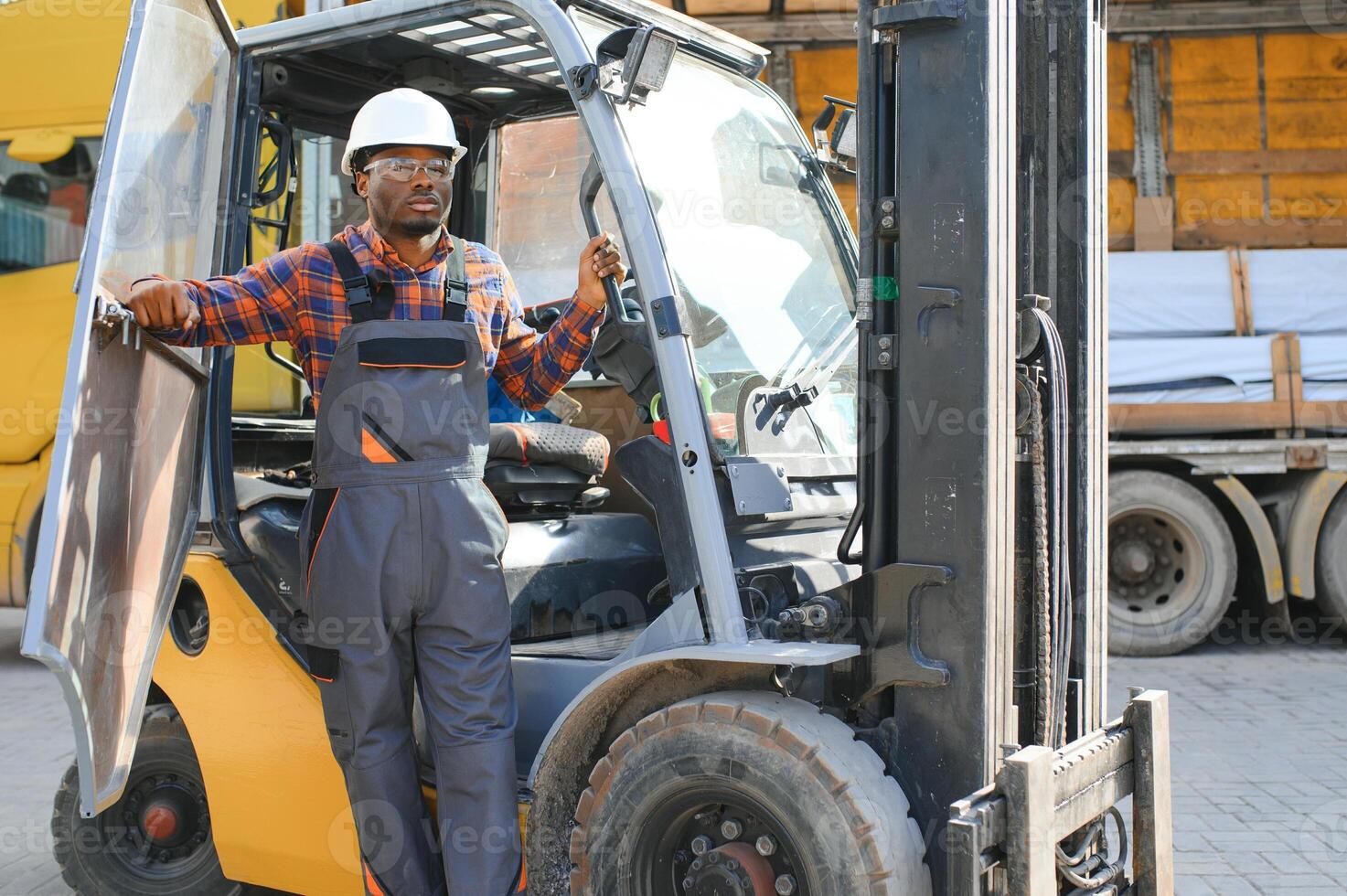 africano logística hombre como un máquina elevadora conductor en el almacén de un carga promotor foto