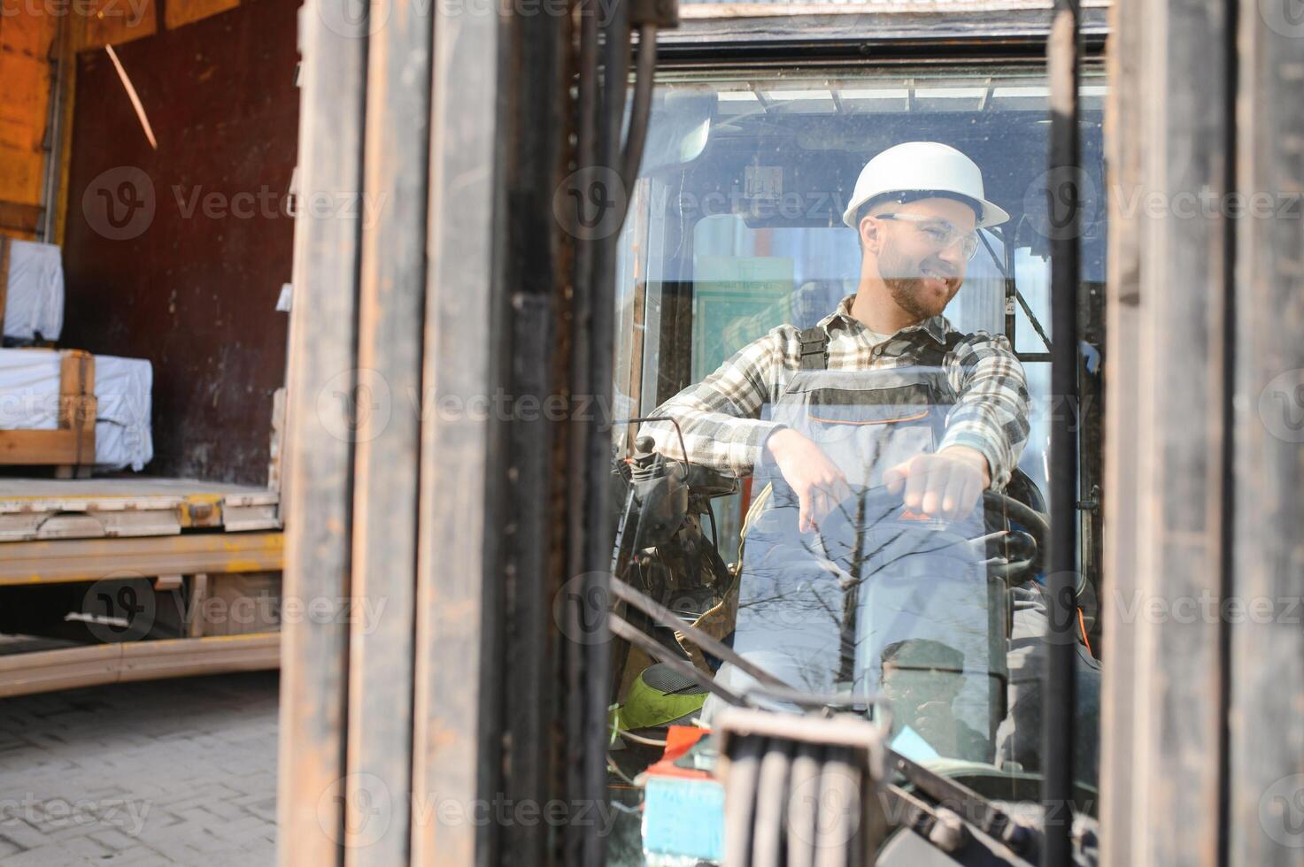 hombre trabajador a máquina elevadora conductor contento trabajando en industria fábrica logístico Embarcacion foto