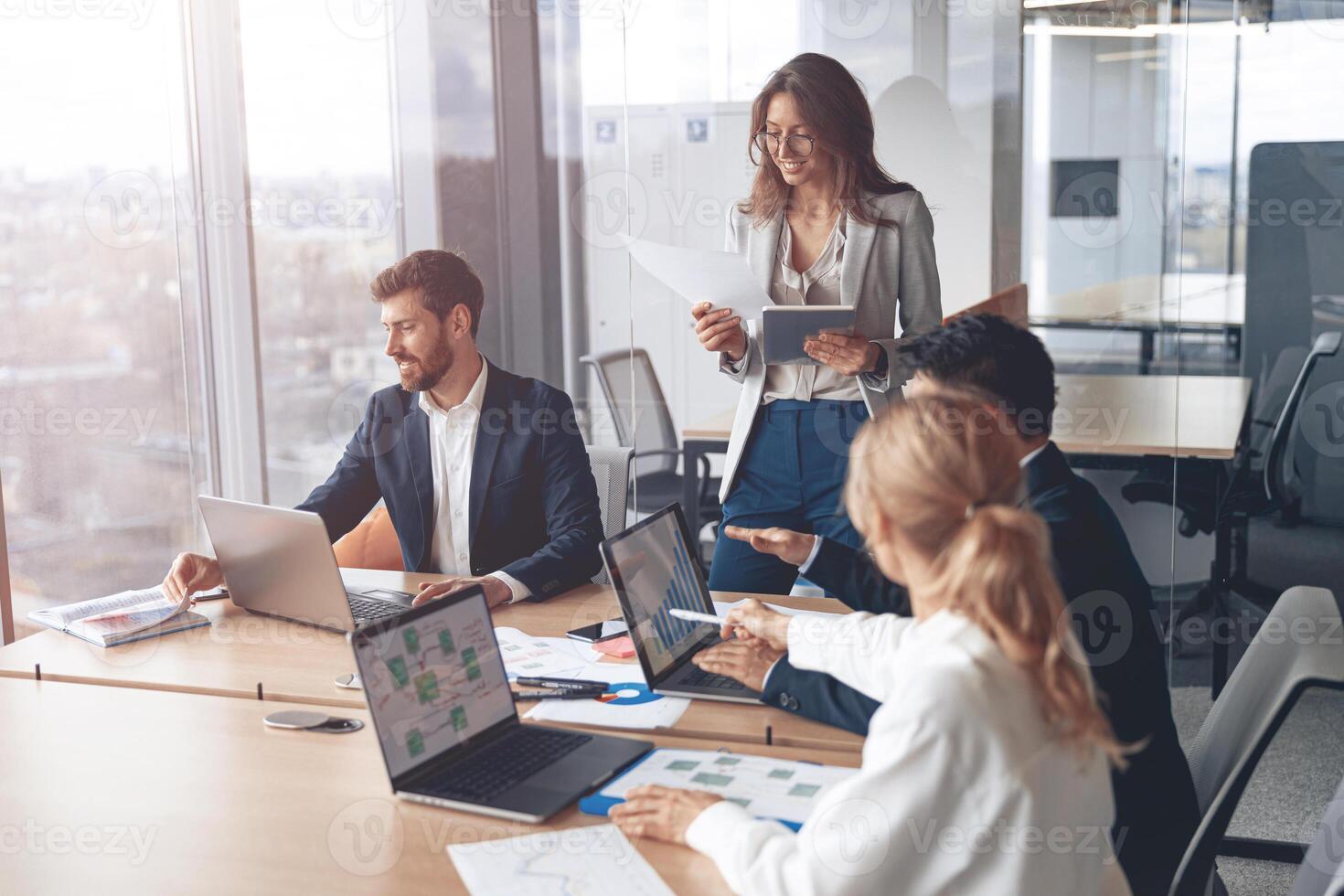 joven gente de negocios trabajando con ordenador portátil en oficina. comunicación y discusión a trabajo conceptos foto