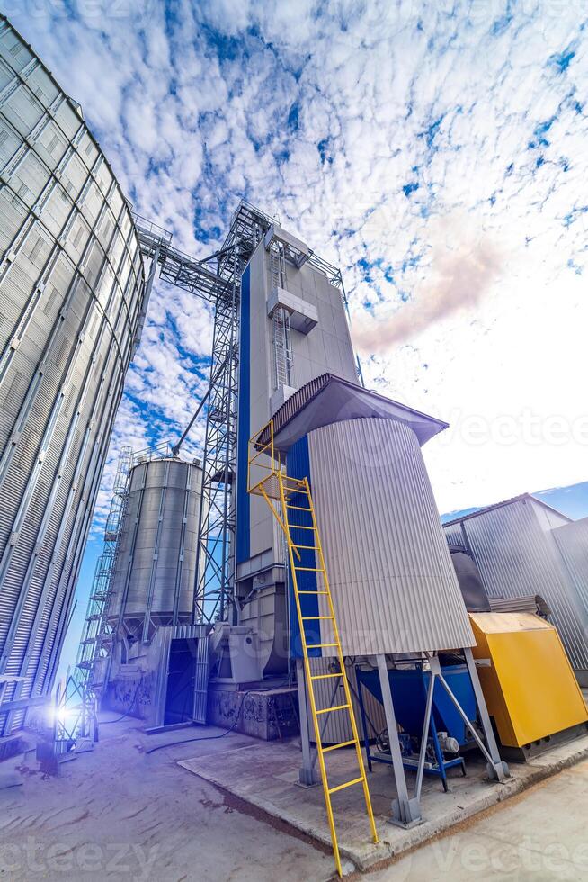 almacenamiento construcción silo tanques enorme metal industrial contenedores foto