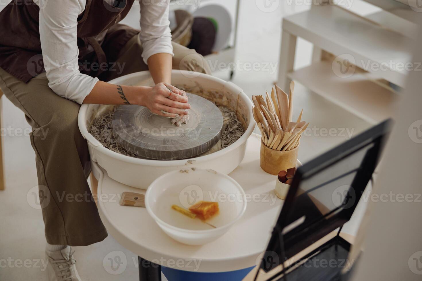 cerca arriba de manos de profesional alfarero moldura maceta forma en cerámica rueda. cerámica Arte concepto foto