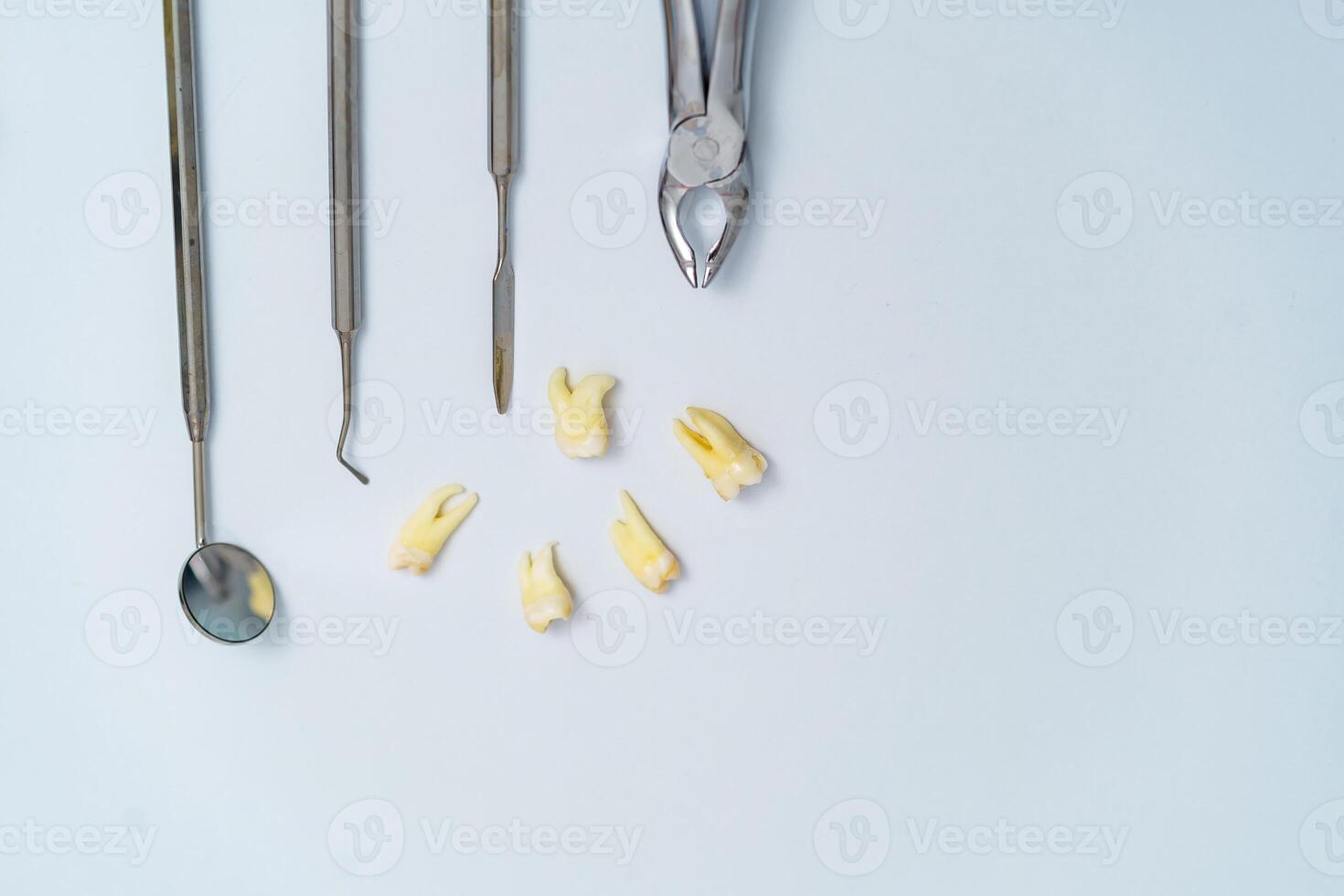 específico médico dental instrumentos para examinando paciente. dientes modelos dental colocar, espejo, Investigacion, con diente, concepto cuidado aislado en blanco antecedentes. dental tratamiento concepto. de cerca. foto