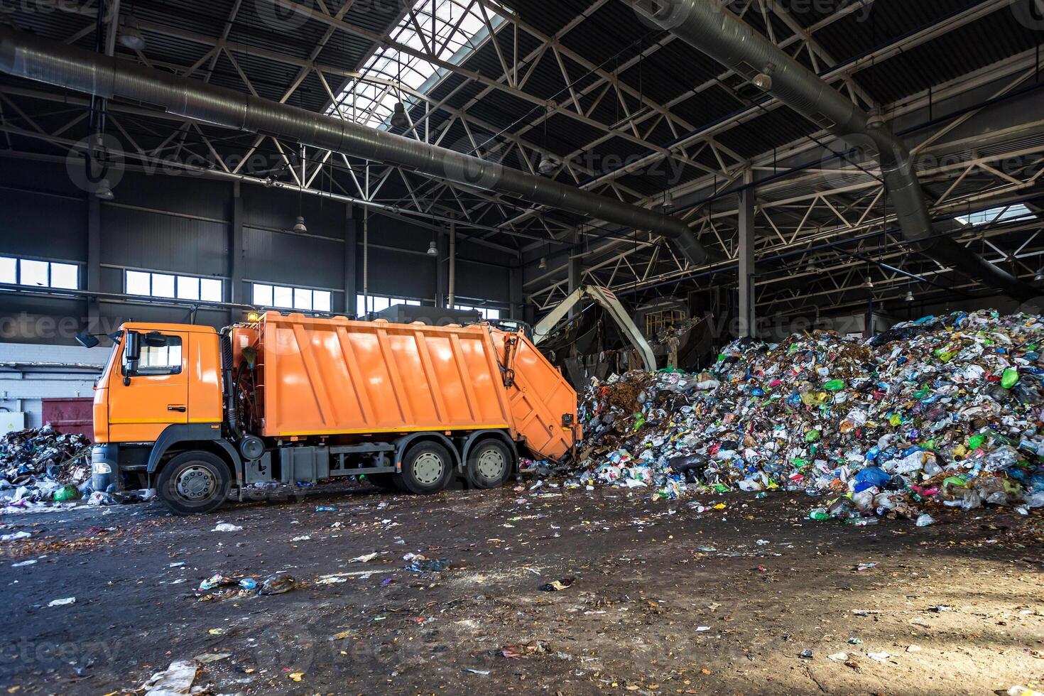 el camión arroja basura en la clasificación de la moderna planta de procesamiento de reciclaje de residuos. separación y clasificación de la recolección de basura. reciclaje y almacenamiento de residuos para su posterior eliminación. foto