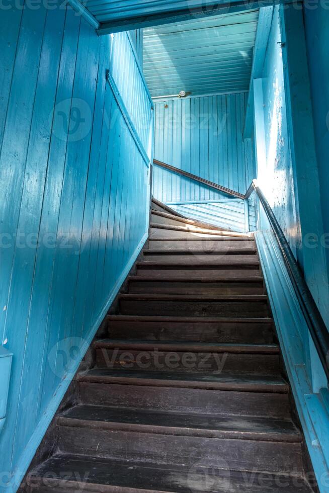 de madera escalera en un antiguo granja casa foto