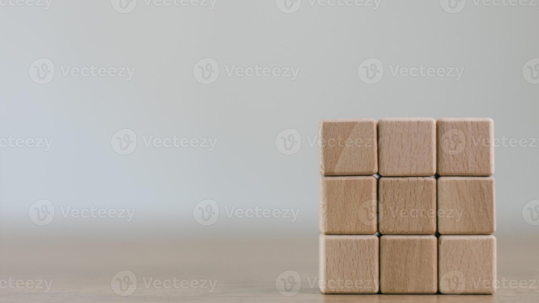 blanco de madera cubitos en el mesa con Copiar espacio, vacío de madera cubitos para entrada fraseología, y un infografía icono. foto