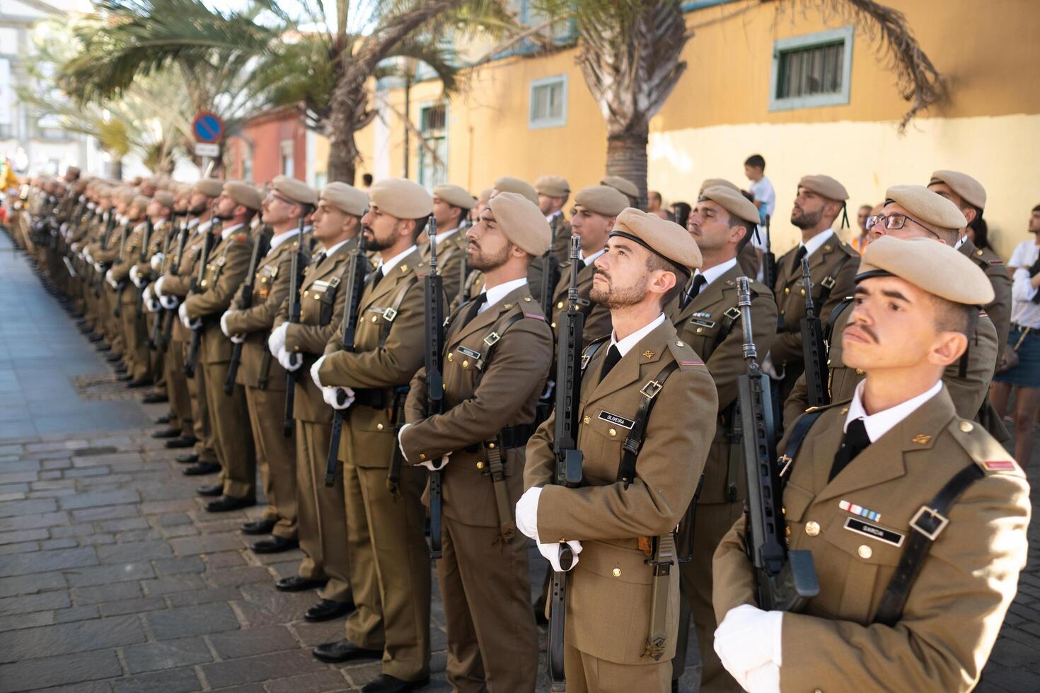 julio 25, 2019. un Guardia de honor saluda un invitado en el ciudad de Papa Noel cruz Delaware tenerife canario islas, España foto