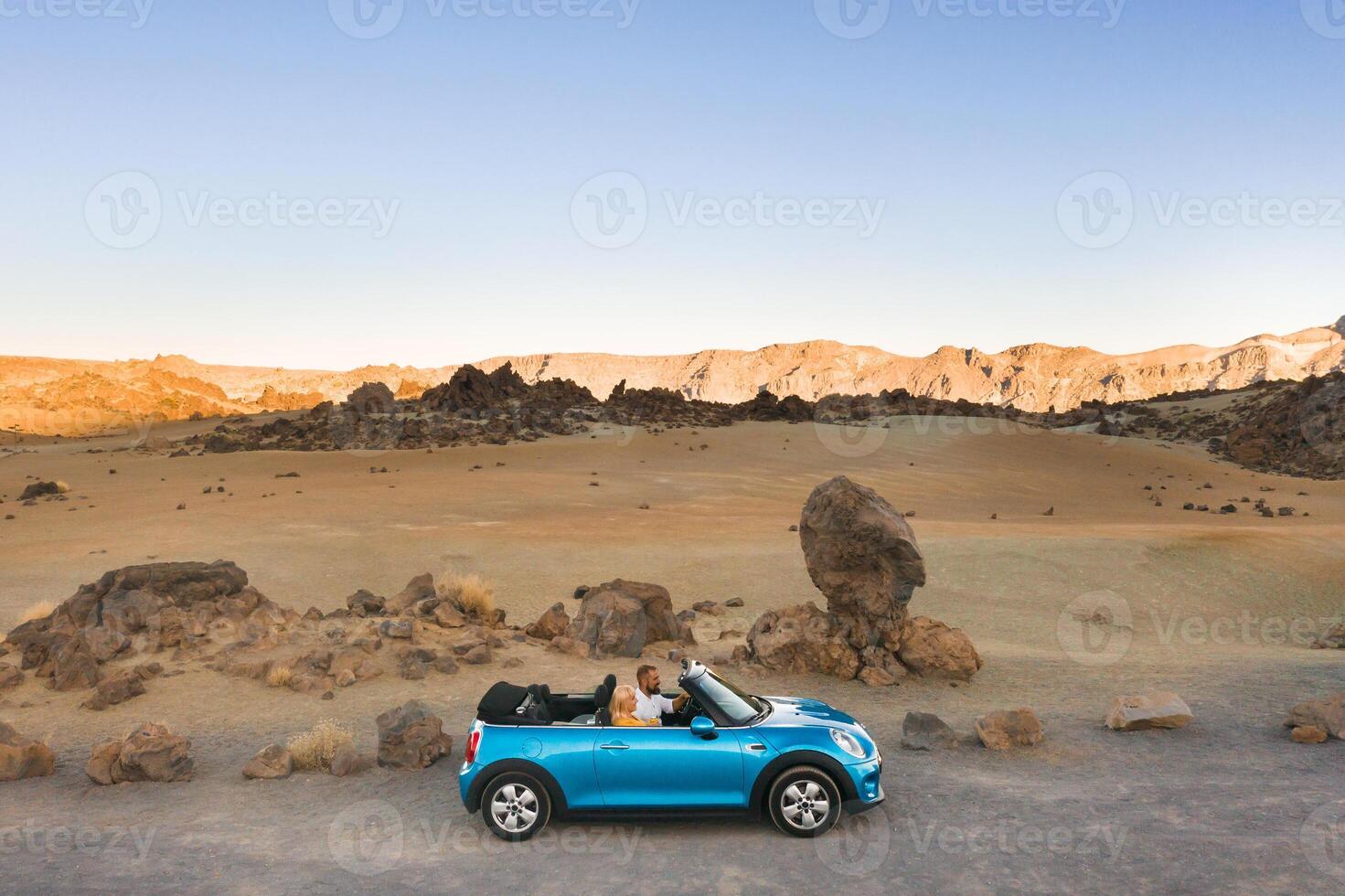 un casado Pareja se sienta en un coche en el isla de tenerife en el cráter de el teide volcán, España foto