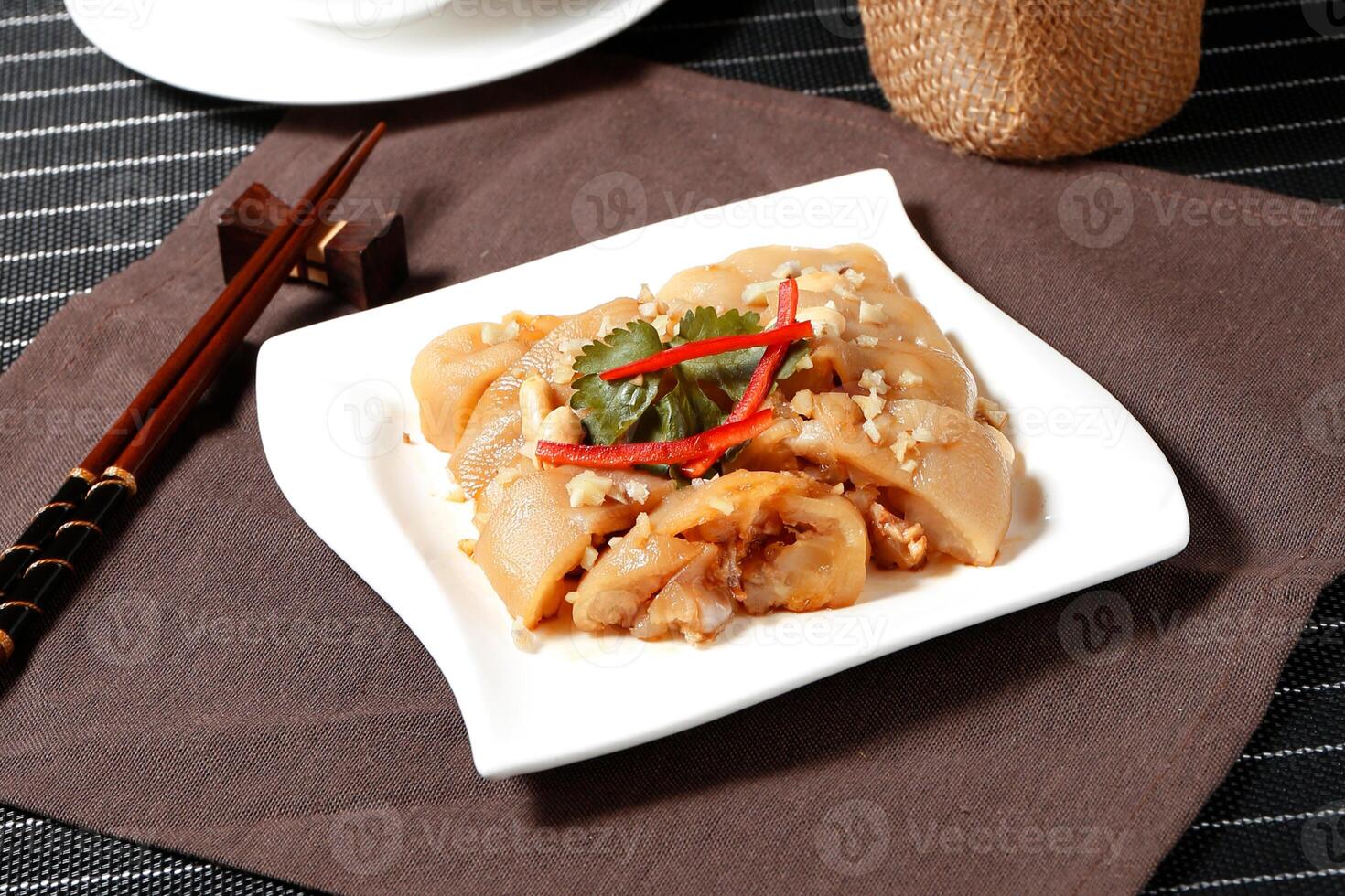 arena jengibre Cerdo nudillo en un plato aislado en gris antecedentes lado ver de hong kong comida foto