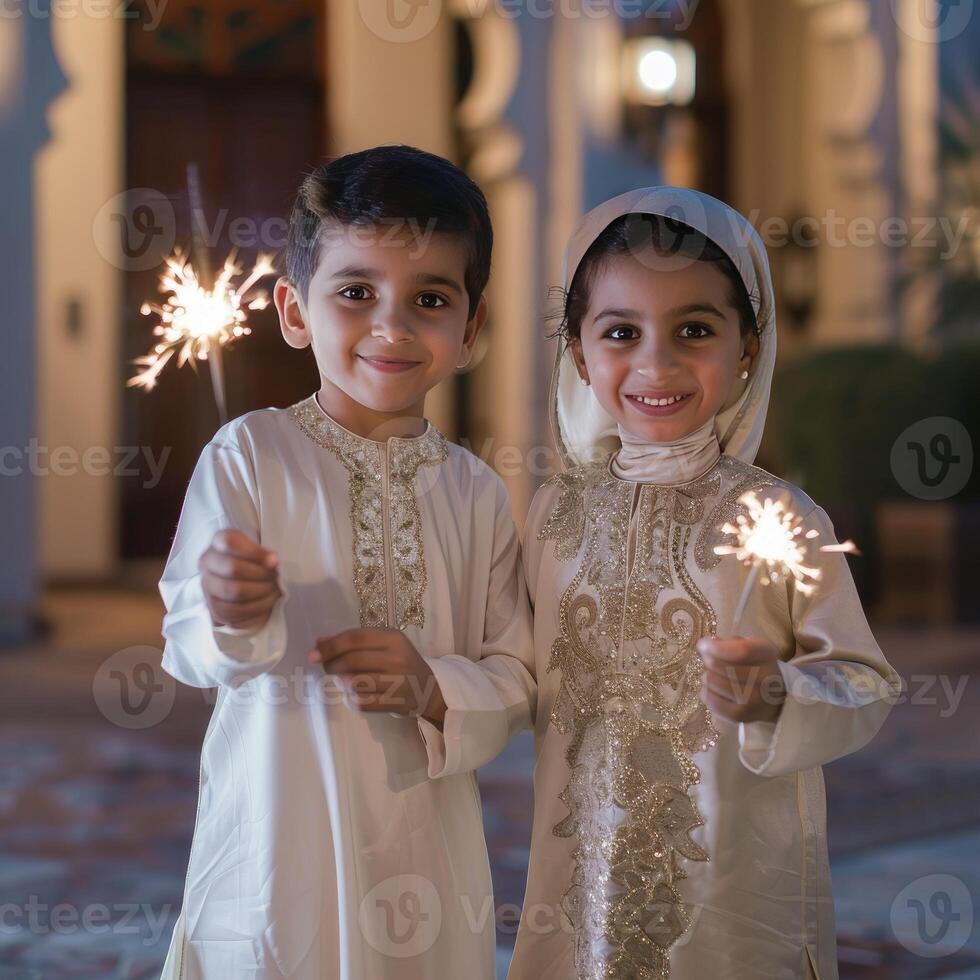 ai generado musulmán pequeño chico y niña jugando con bengalas calibración el eid Mubarak foto