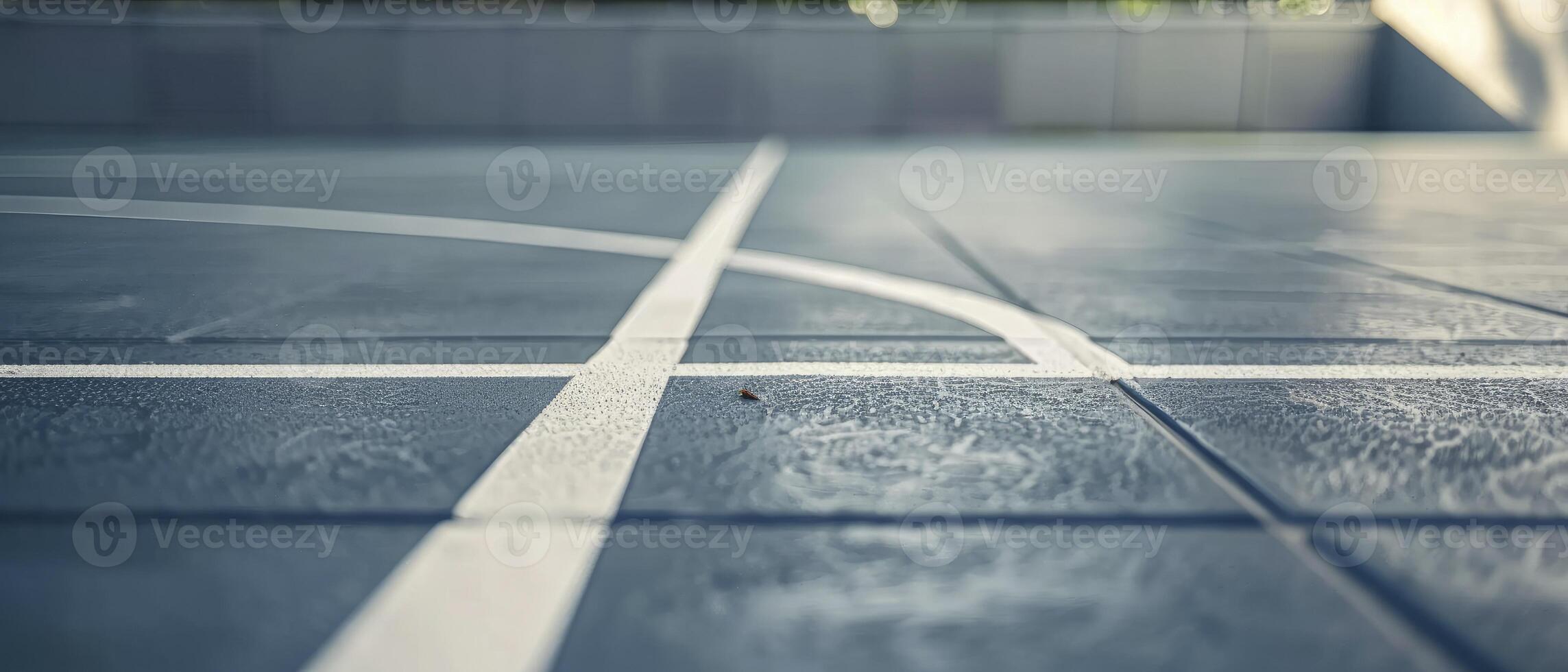 ai generado vacío baloncesto corte. de cerca de blanco y gris forrado piso, evocando al aire libre escenas con oscuro gris y azul tonos para suave textura y profundidad. foto