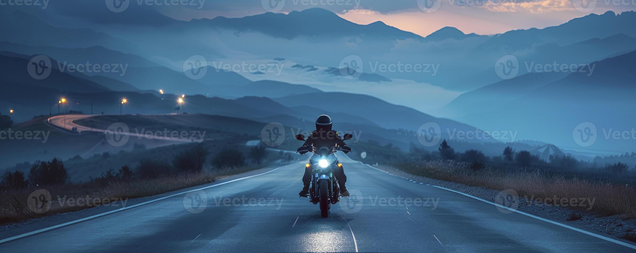 ai generado noche jinete. motocicleta crucero en el devanado montaña la carretera debajo el iluminado por las estrellas cielo, evocando un sentido de aventuras y libertad. foto