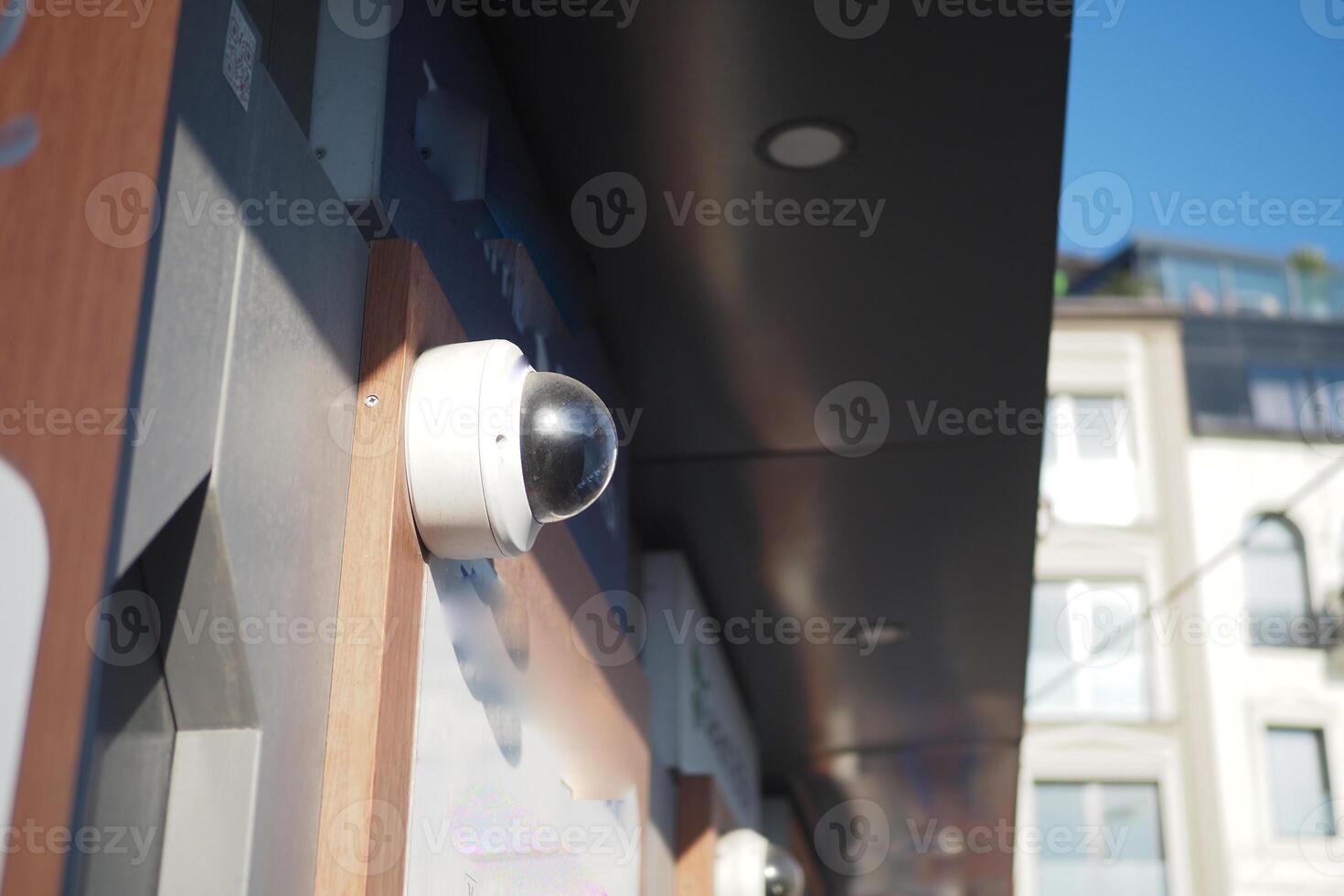 cctv seguridad cámara operando en Cajero automático cabina foto