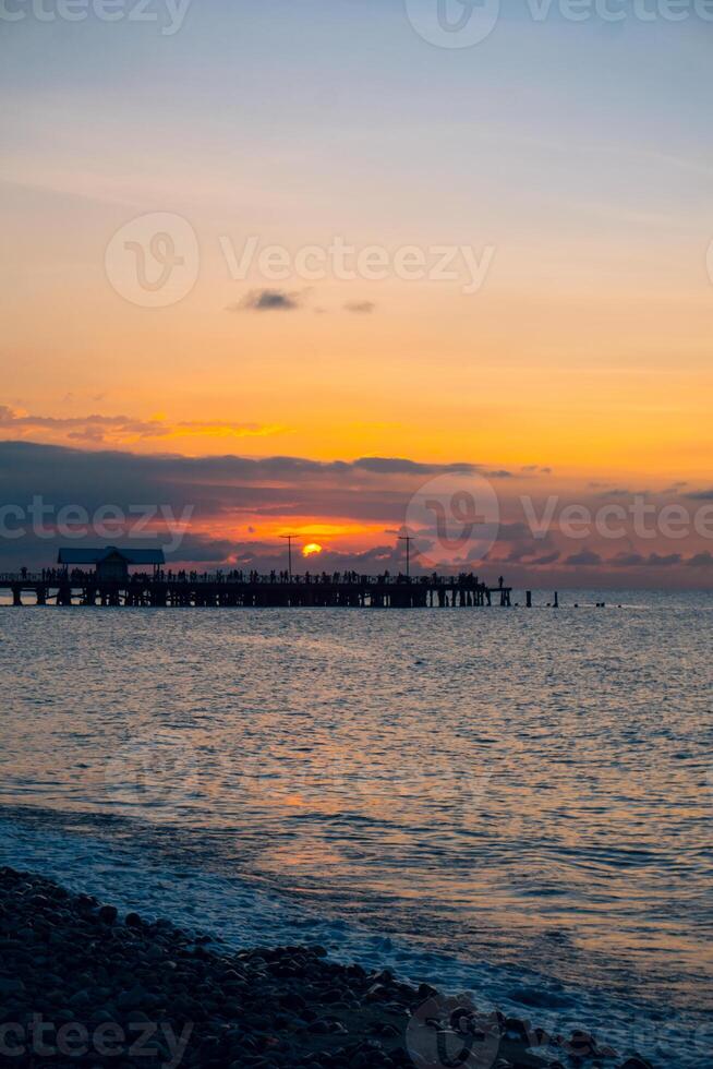 antecedentes de un paisaje con un muelle y un puesta de sol. verano concepto. foto