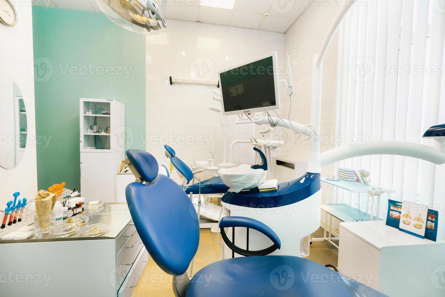 una silla vacía en la oficina del dentista. consultorio del dentista vacio foto