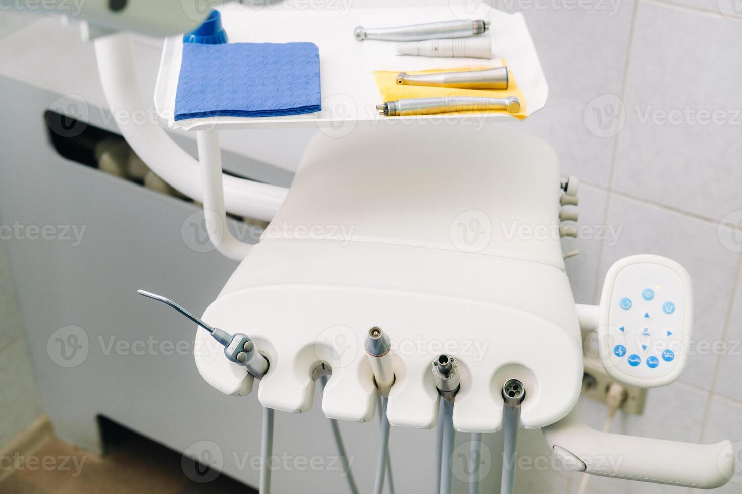 un herramienta para el dentista antes de trabajando en su oficina foto