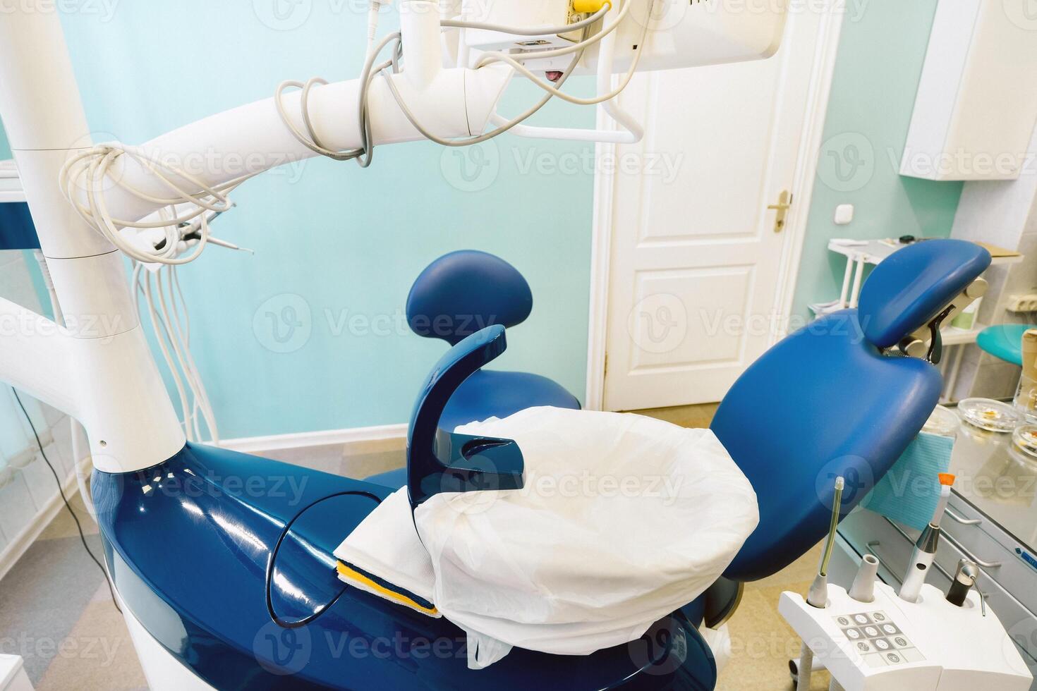 una silla vacía en la oficina del dentista. consultorio del dentista vacio foto