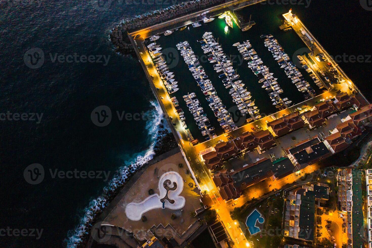 parte superior ver de el centro de deportes acuáticos con yates a noche en el isla de tenerife, canario islas, España foto