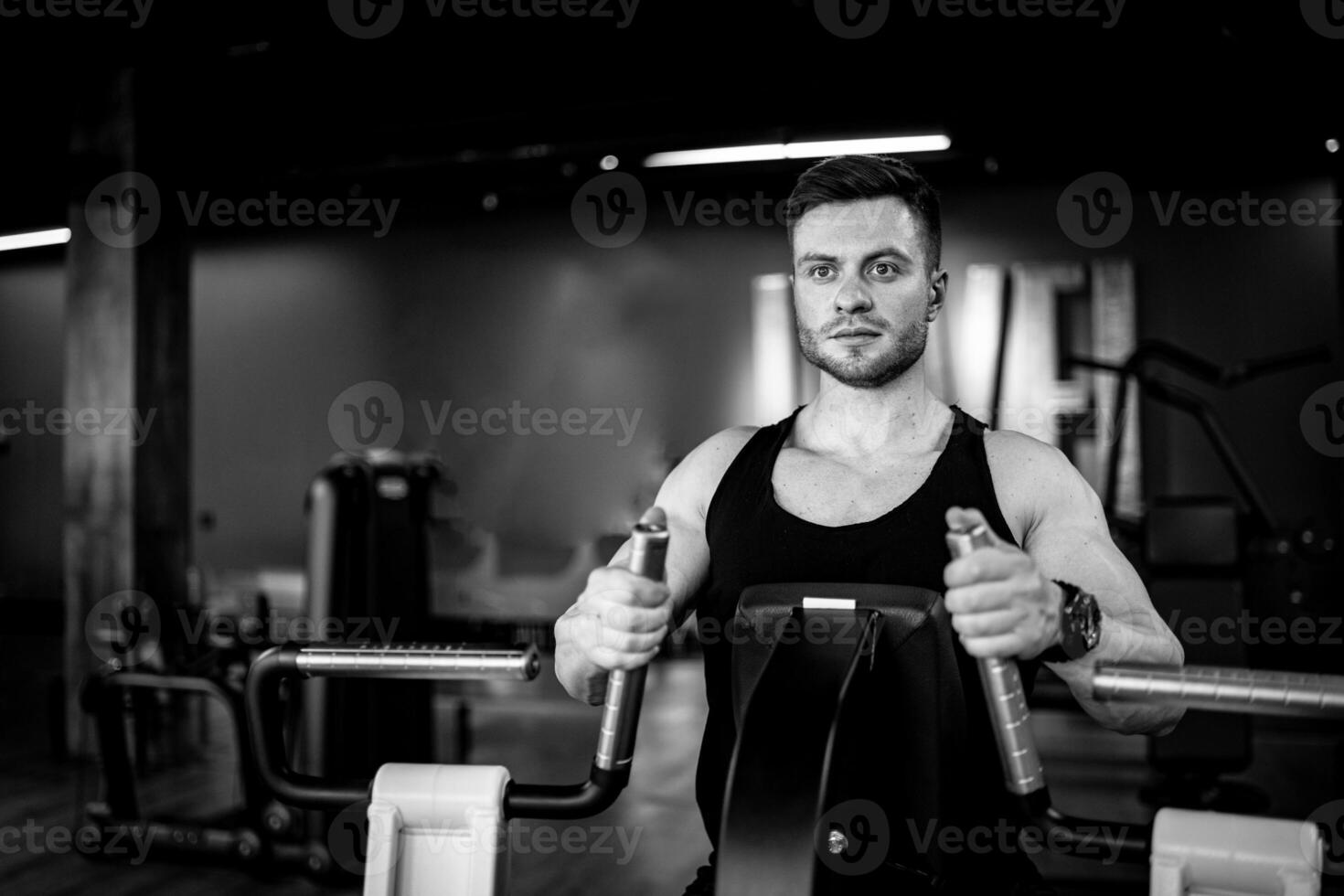 deportivo hombre formación su cuerpo a gimnasia. ajuste atlético masculino trabajando fuera con pesos foto