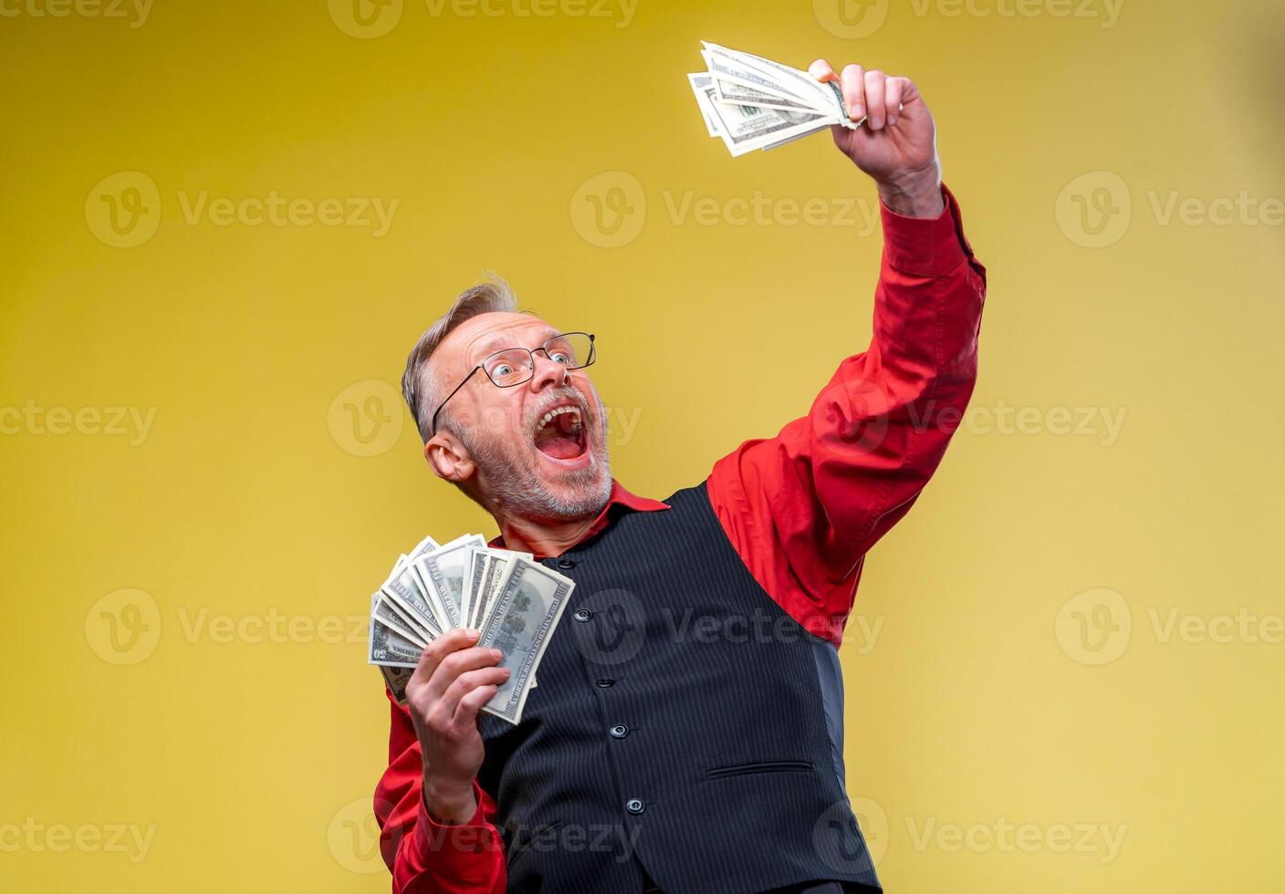 mucho dinero en manos. dolares en manos. hombre sostiene dólar pila de algo de dolares facturas. foto