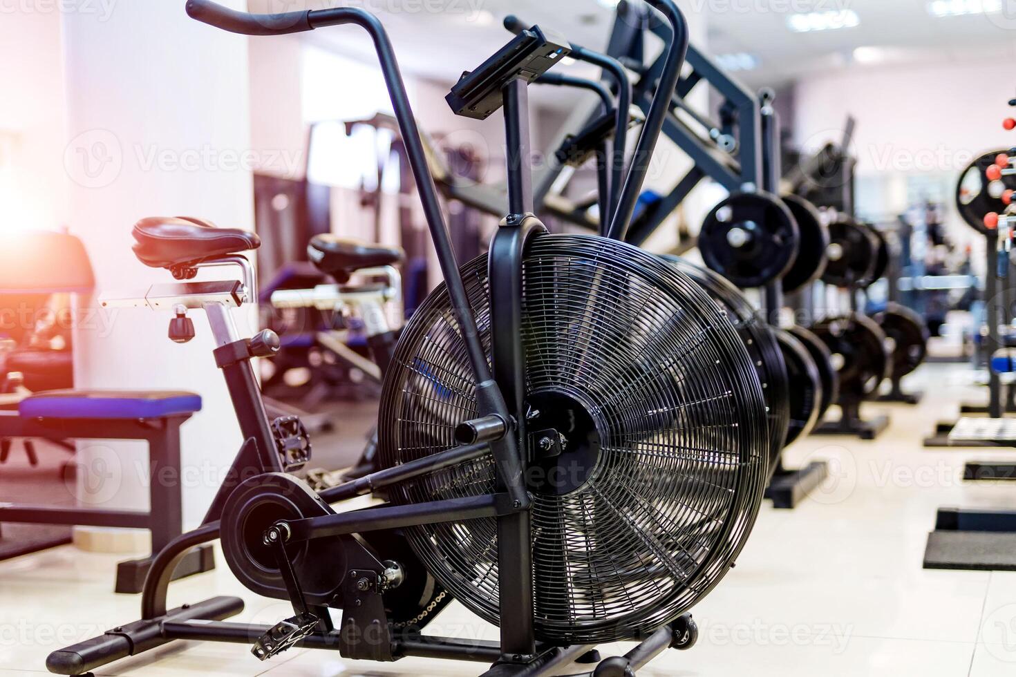 metal bicicleta entrenadores, equipo en gimnasia. foto