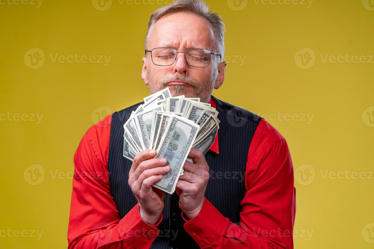 retrato de muy emocionado hombre con manojo de dinero. suerte día. humano emociones y facial expresiones foto