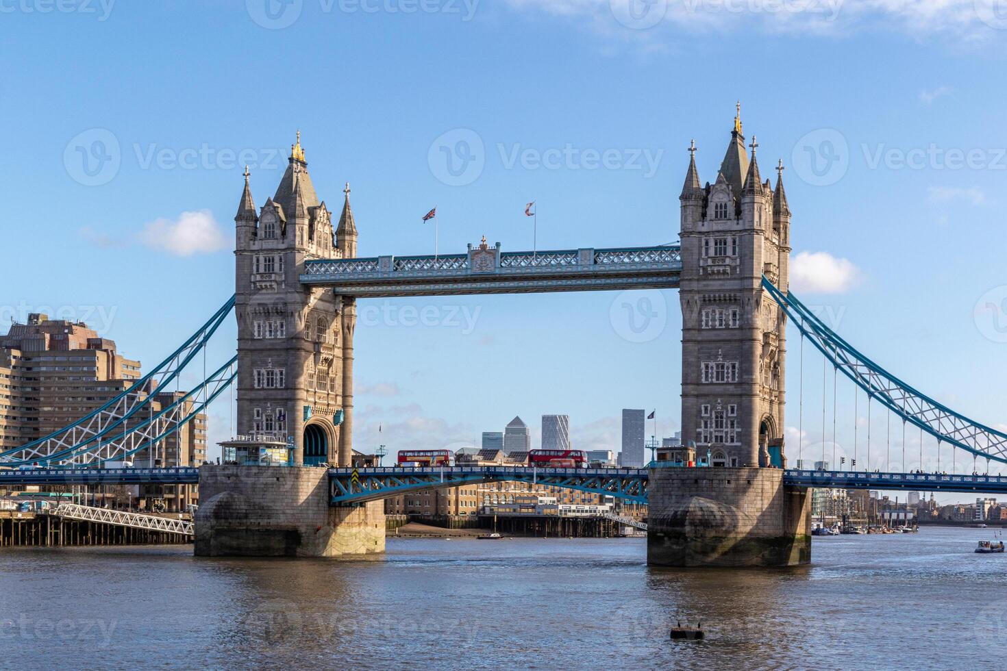 de londres icónico torre puente en contra un claro azul cielo, con ciudad edificios en el antecedentes. foto