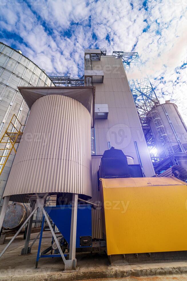 enorme metal industrial contenedores almacenamiento construcción silo tanques foto