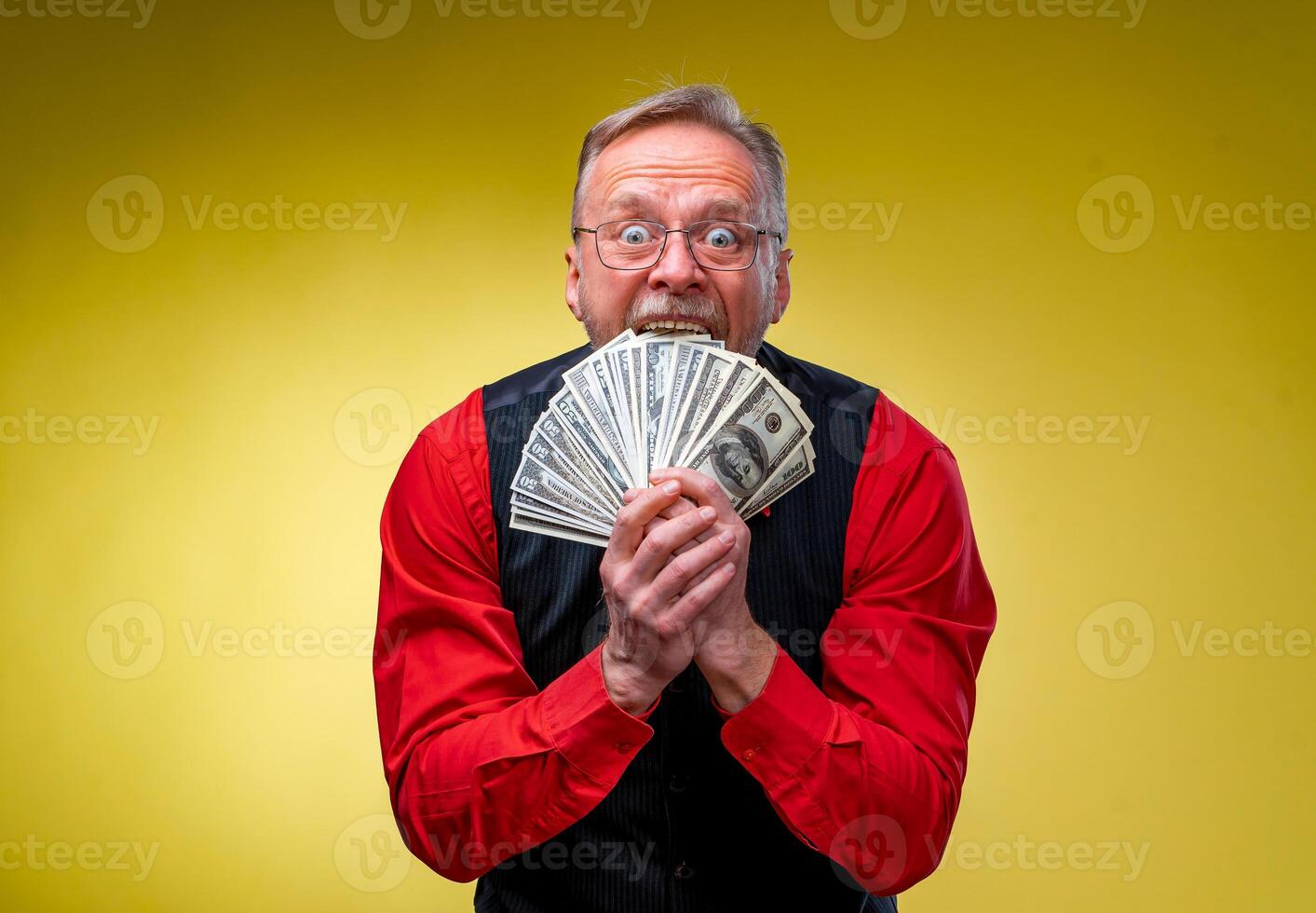 mayor hombre chico won el lotería, ventilador de dinero cerca cara de antiguo hombre. suerte día. humano emociones y facial expresiones foto