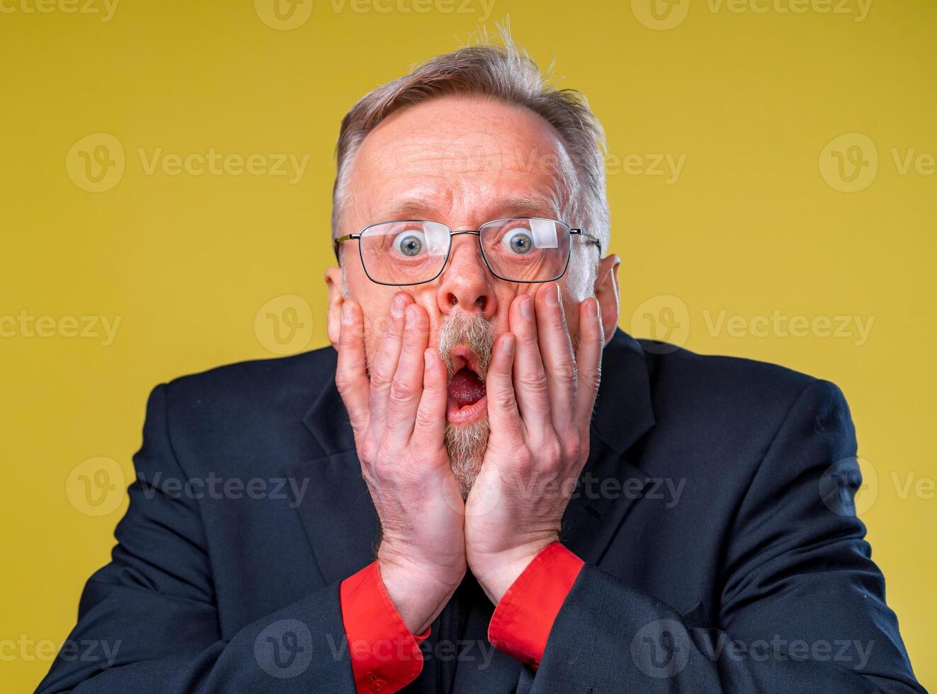 sorprendido conmocionado medio Envejecido hombre, manos cerca su rostro. humano emociones concepto foto