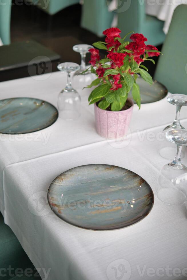 redondo cuenco o cerámico plato en servilleta en de madera mesa. foto
