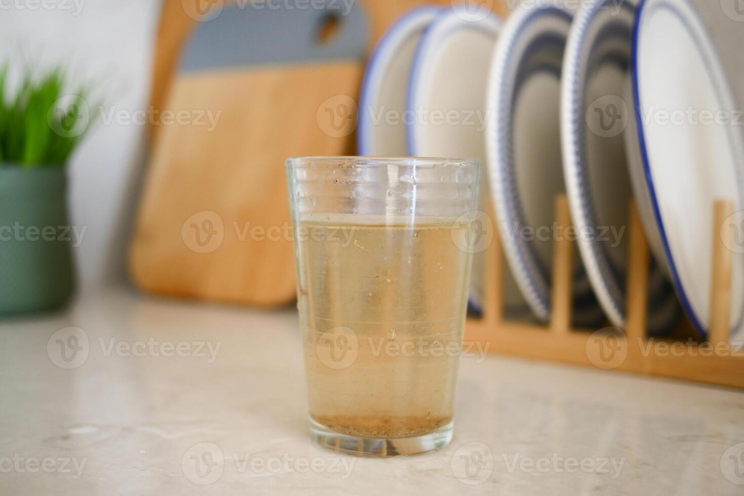 sucio vaso de agua en cocina mesa foto