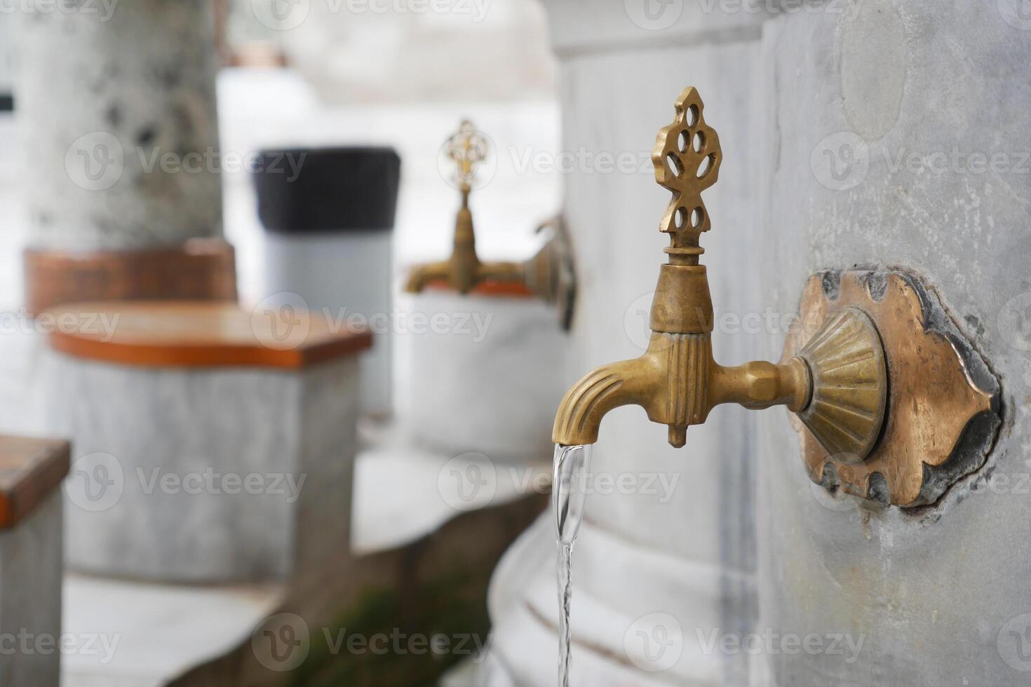 agua torrencial desde un grifo grifo al aire libre en Estanbul foto