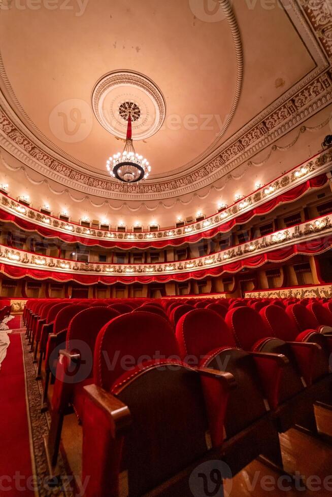 lujo rojo enorme teatro. grande vacío sala teatro salón. foto