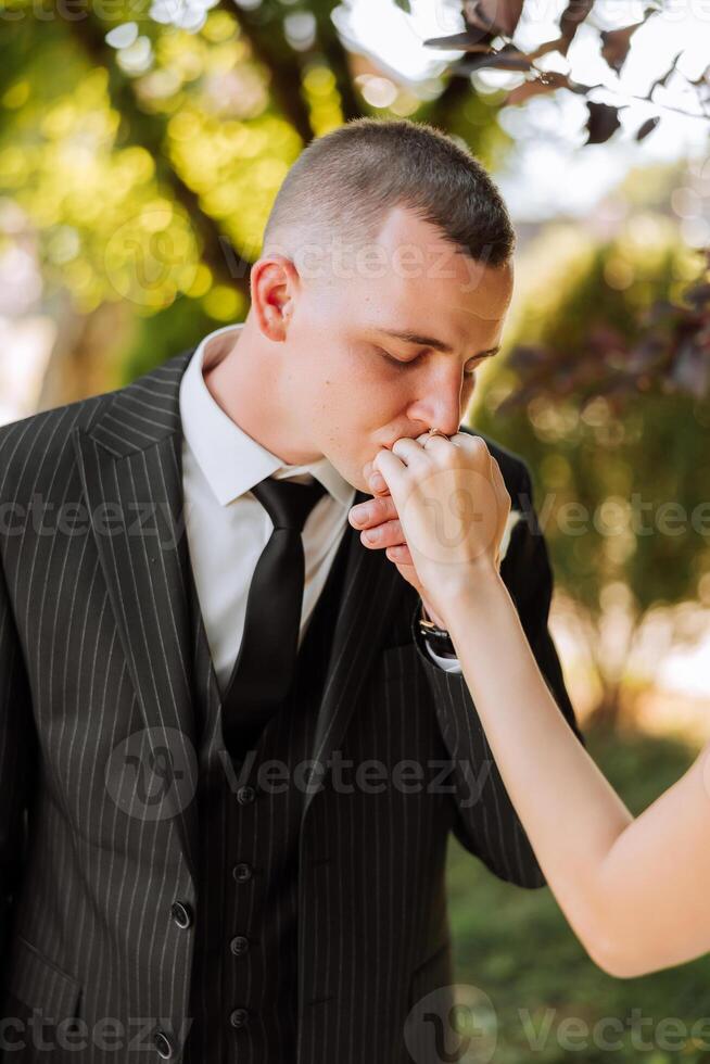 un hombre Besos un mujer mano. manifestación de amor. él propone a su. ella dijo Sí. de cerca foto