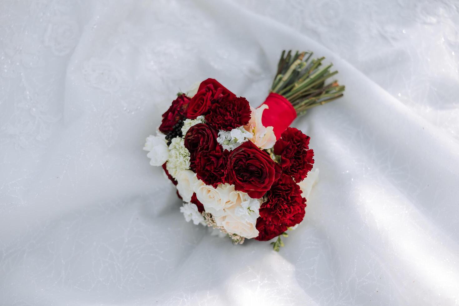 un Boda ramo de flores de rojo rosas soportes en naturaleza foto