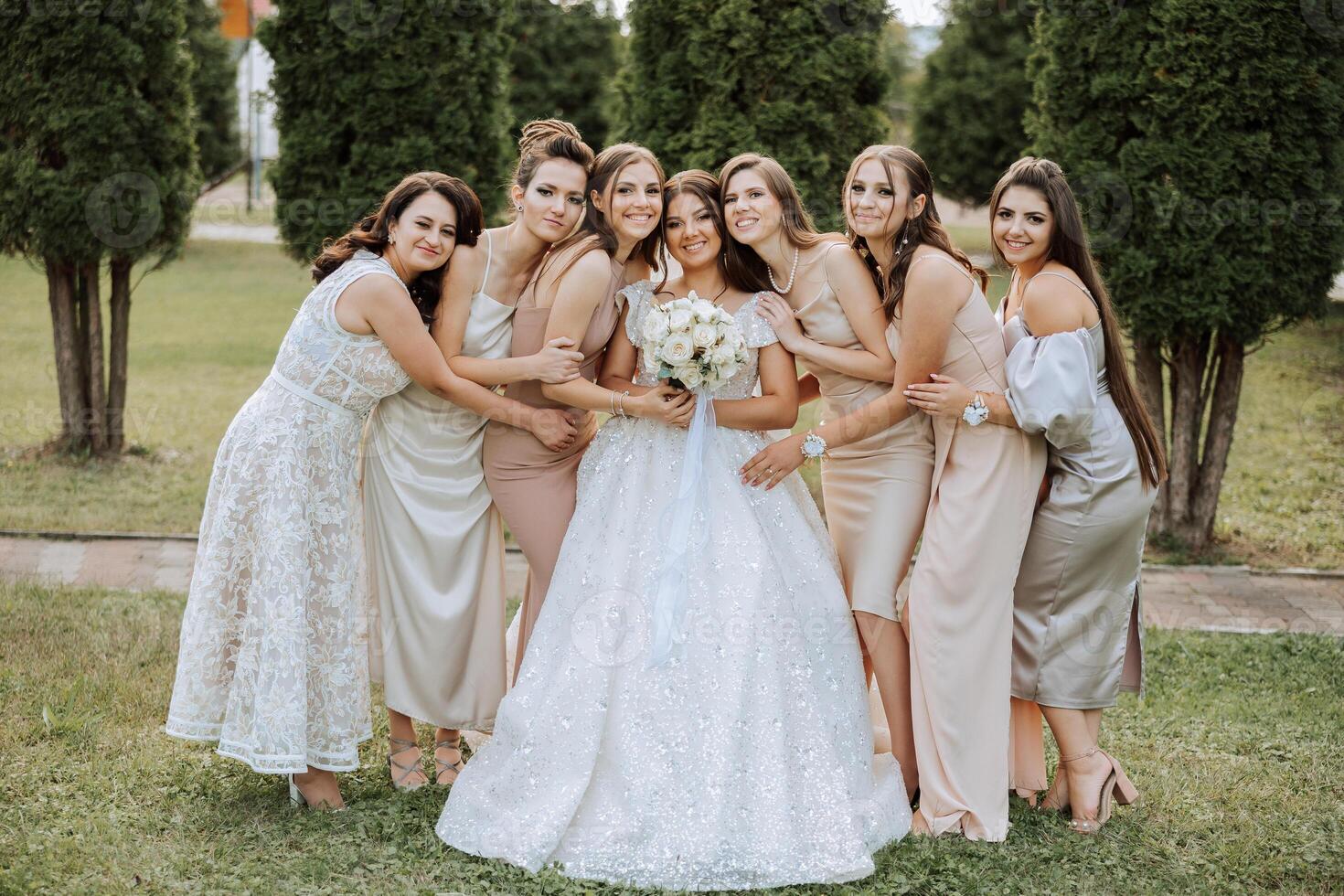 Boda fotografía. un morena novia en un blanco vestir con un ramo de flores y su morena novias foto