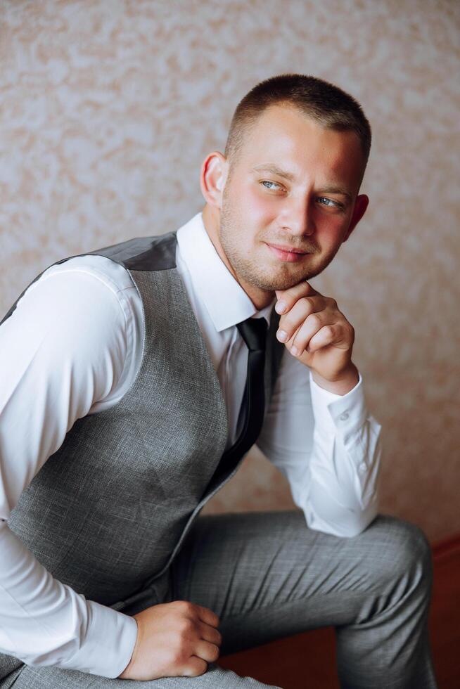 retrato de sonriente exitoso caucásico hombre en formal traje, posando en habitación, contento joven masculino jefe o CEO mirando a cámara, demostración confianza y fortaleza, liderazgo concepto foto