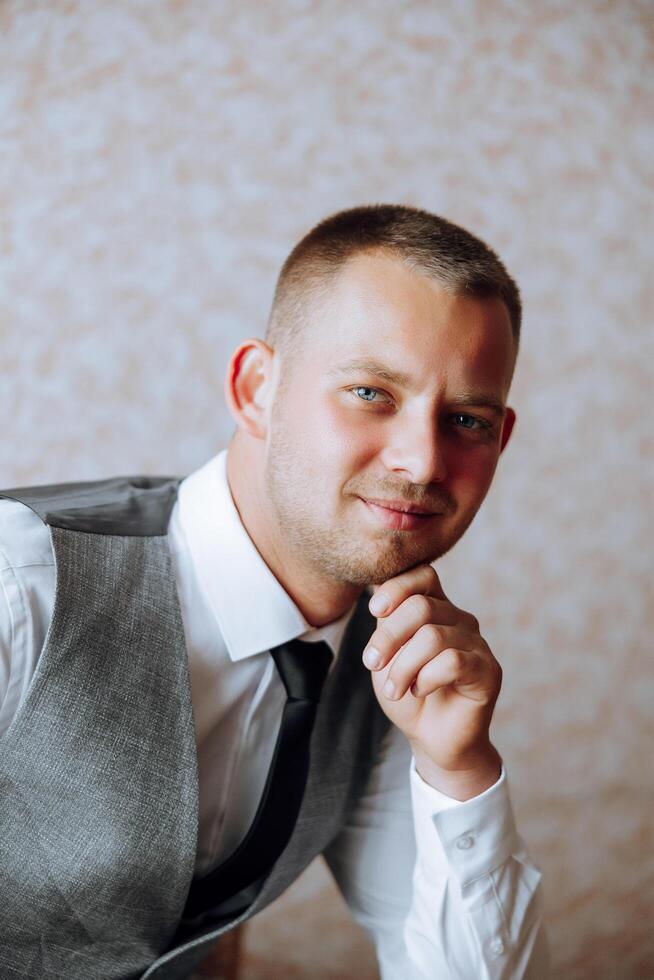 retrato de sonriente exitoso caucásico hombre en formal traje, posando en habitación, contento joven masculino jefe o CEO mirando a cámara, demostración confianza y fortaleza, liderazgo concepto foto