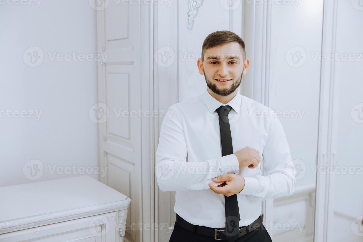 el hombre poner en su camisa y endereza gemelos. el novio sujetar gemelos en el puños de el camisa. el empresario sujetar gemelos en el puños de el camisa. concepto exitoso empresario. foto