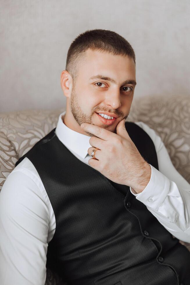 retrato de sonriente exitoso caucásico hombre en formal traje, posando en habitación, contento joven masculino jefe o CEO mirando a cámara, demostración confianza y fortaleza, liderazgo concepto foto