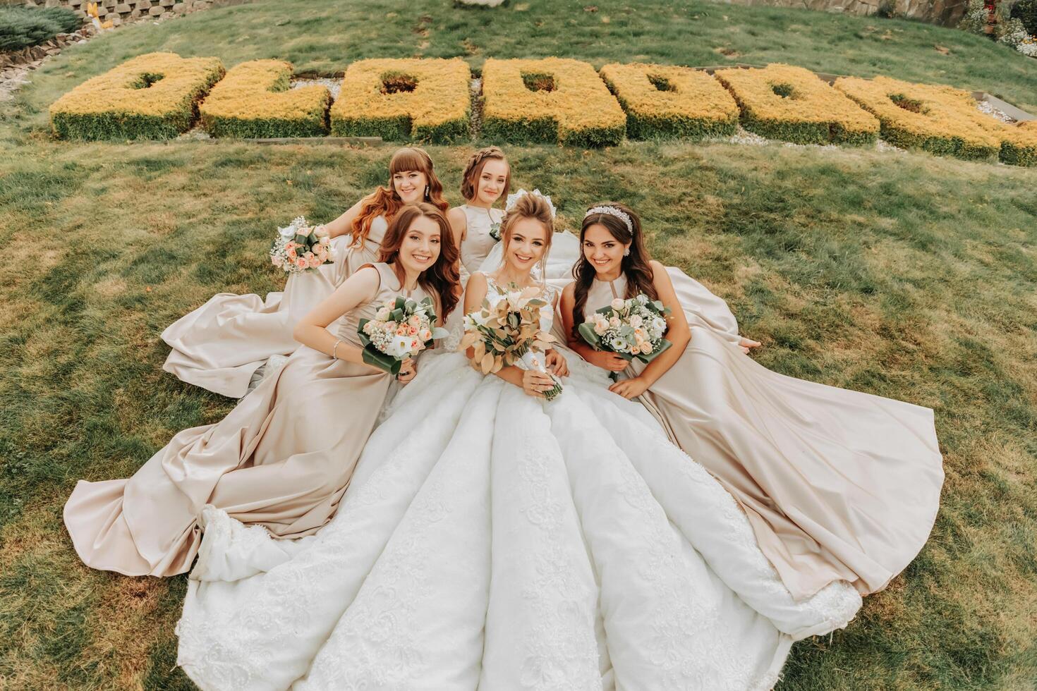 foto de el novia y damas de honor con Boda ramos de flores Boda día. contento muchachas a su mejor amigos boda. hermosa novia con su amigos. verano Boda