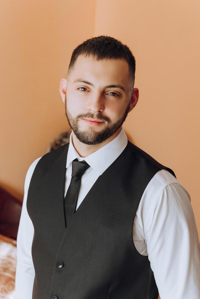 retrato de sonriente exitoso caucásico hombre en formal traje, posando en habitación, contento joven masculino jefe o CEO mirando a cámara, demostración confianza y fortaleza, liderazgo concepto foto